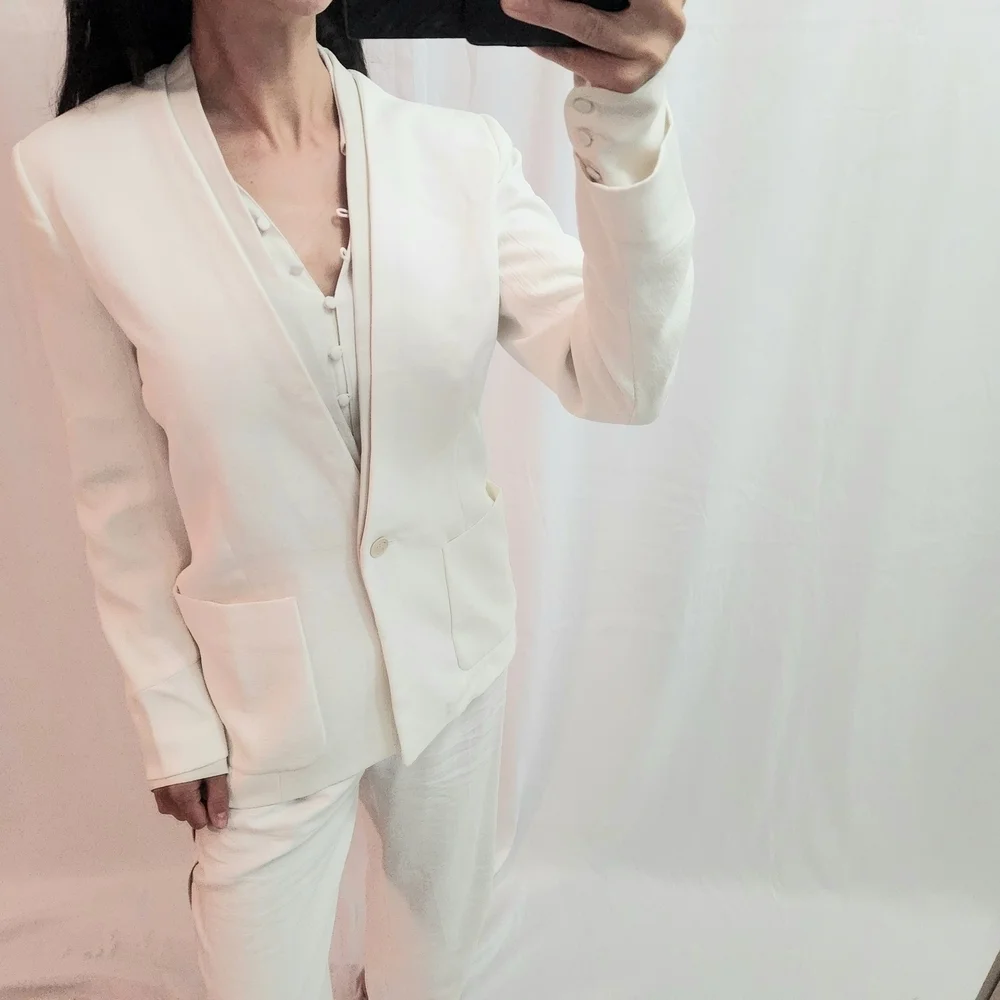 Elegant Maje White Blazer Open front v Neck Fashion. Layering